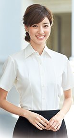 06135 en joie(アンジョア) 首元をきれいにみせ優美なシルエット半袖シャツ 無地 93-06135