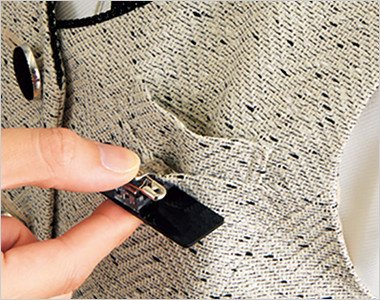 胸ポケットにペンをさしても名札が邪魔にならない実用性の高い名札ポケット