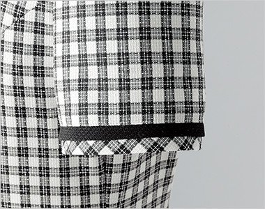 袖口を黒のラインでおしゃれに