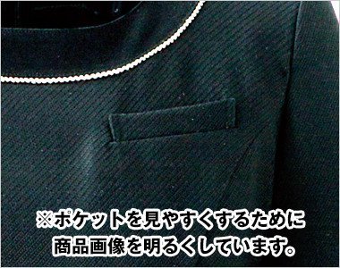 ネームプレートとペンを区分け収納できる名札ポケットと左胸ポケット