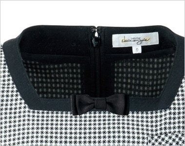黒のパイピングのスクエアネックに、取外しができる小さなかわいい黒リボン