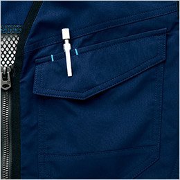 右胸 ペンやスケールなどが出し入れしやすい便利なペン差し付きポケット