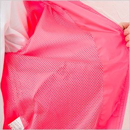 内側 通気性のいい裏メッシュ仕様。裾フラシでプリントも可能です。