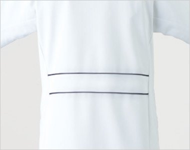 バックスタイルをスッキリ見せるベルト付き