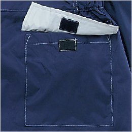 後ろにはフラップ付きパッチポケット装備