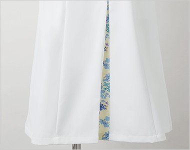 動くと見える花柄が品良く個性をアピール