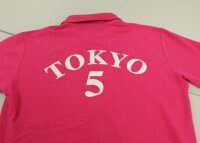 宿支店の支店番号「TOKYO 5」を背中にプリント