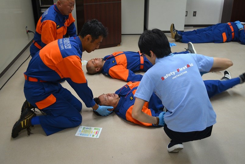 救助側、患者側に分かれて、症状に応じた実践的な技術を学ぶ